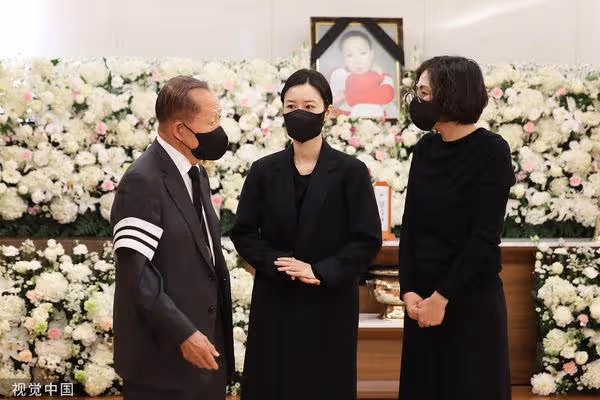 痛失姜受延記者會悲喜交叉 宋康昊、姜棟元、IU全員肅靜哀悼
