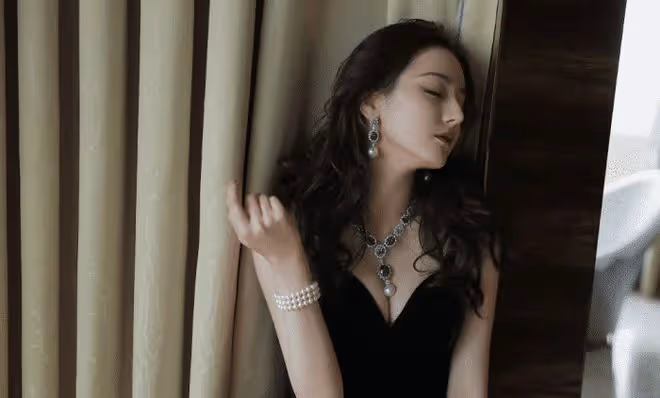 同是雪碧代言人,為啥迪麗熱巴穿個小背心,李成敏卻穿成了這樣?