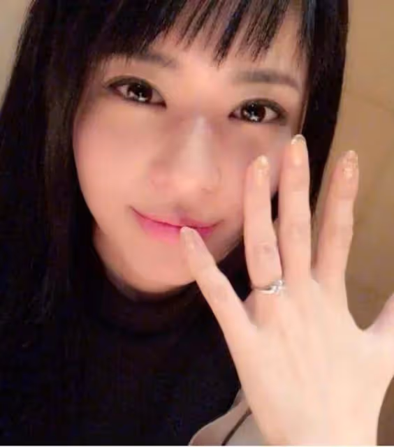 蒼井空曬泡溫泉的照片,狀態宛如20歲的少女,曬可愛雙胞胎兒子