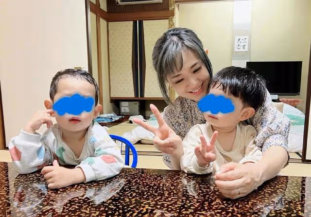蒼井空曬泡溫泉的照片,狀態宛如20歲的少女,曬可愛雙胞胎兒子