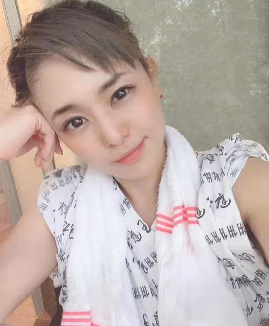 蒼井空曬泡溫泉的照片,狀態宛如20歲的少女,曬可愛雙胞胎兒子