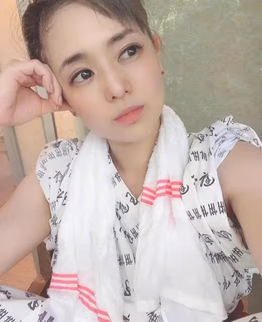 蒼井空曬泡溫泉的照片,狀態宛如20歲的少女,曬可愛雙胞胎兒子