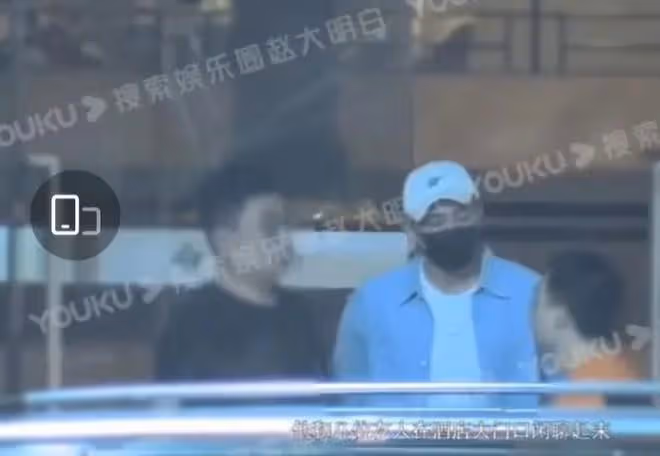 歐豪與女子搭肩摟腰過馬路，女方長發體型微胖，網友：他喜歡短髮