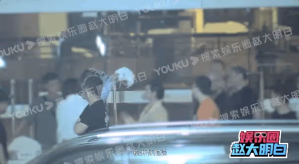 歐豪與女子搭肩摟腰過馬路，女方長發體型微胖，網友：他喜歡短髮