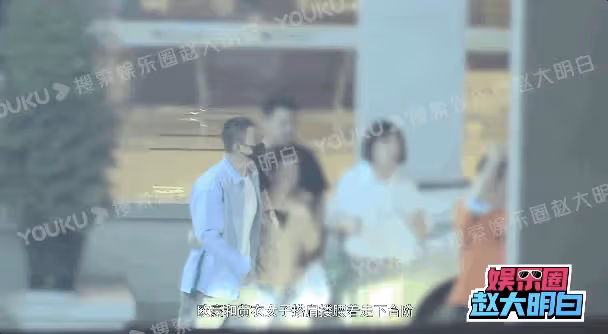 歐豪與女子搭肩摟腰過馬路，女方長發體型微胖，網友：他喜歡短髮