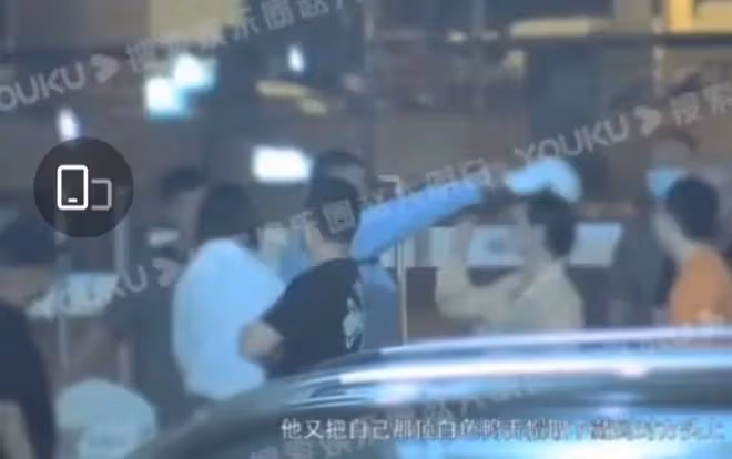 歐豪與女子搭肩摟腰過馬路，女方長發體型微胖，網友：他喜歡短髮