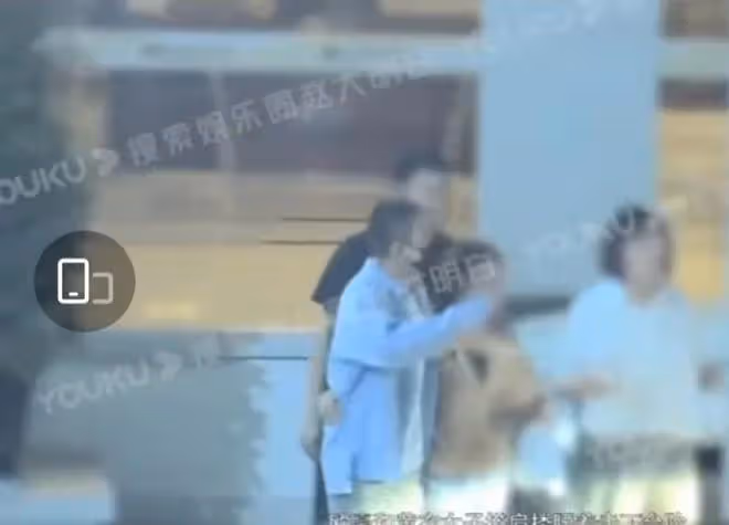 歐豪與女子搭肩摟腰過馬路，女方長發體型微胖，網友：他喜歡短髮