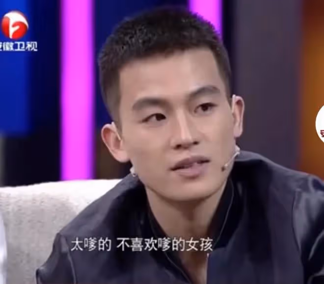 歐豪與女子搭肩摟腰過馬路，女方長發體型微胖，網友：他喜歡短髮