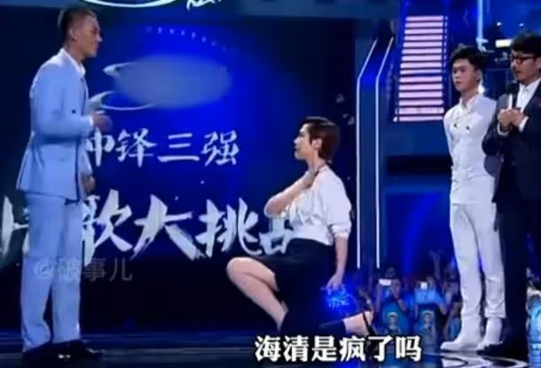 歐豪與女子搭肩摟腰過馬路，女方長發體型微胖，網友：他喜歡短髮