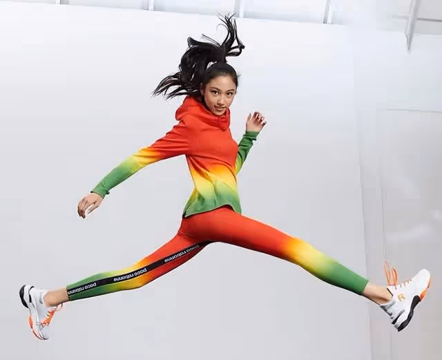 任達華17歲女兒秀身材!1米8踩恨天高長腿矚目,身背萬元名牌包