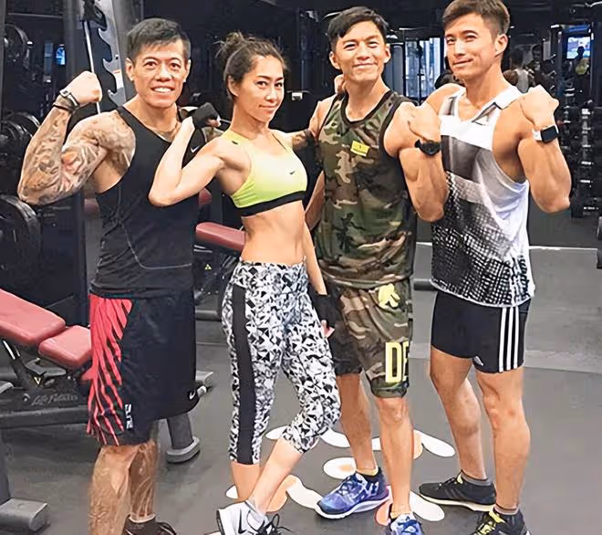 TVB視後胡定欣健身房擼鐵，穿背心大秀身材，古銅色肌膚很吸睛