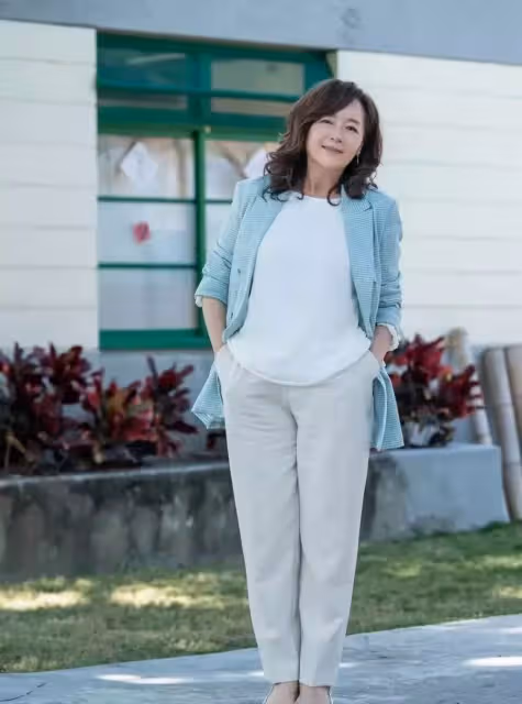 63歲恬妞老年發福也時髦,穿西裝搭樂福鞋端莊顯瘦,從容服老真美