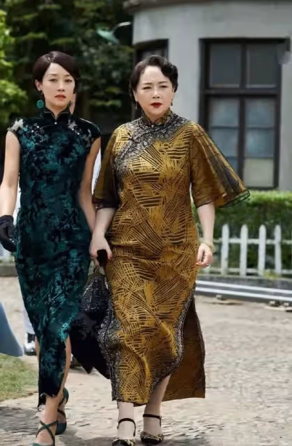 63歲恬妞老年發福也時髦,穿西裝搭樂福鞋端莊顯瘦,從容服老真美