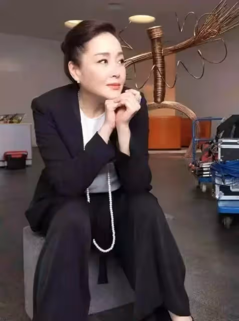 63歲恬妞老年發福也時髦,穿西裝搭樂福鞋端莊顯瘦,從容服老真美