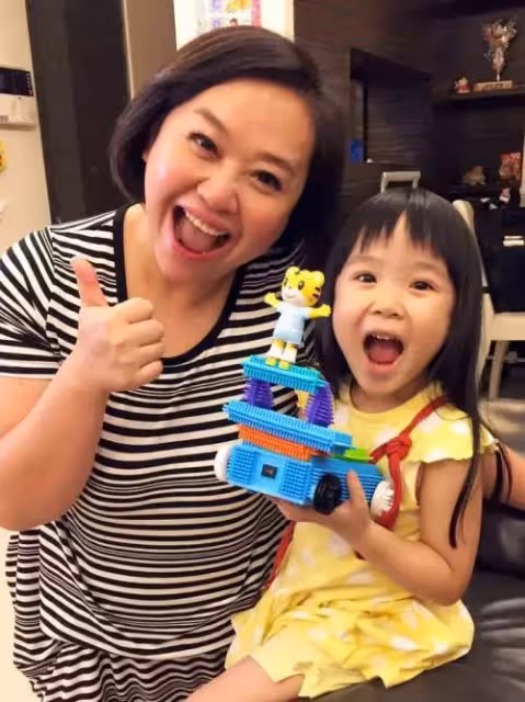 兔寶長大了,鍾欣凌同框女兒直播一抬頭笑容甜到不行,開明叮嚀兩寶考試盡力就好,結果看到成績單臉綠了
