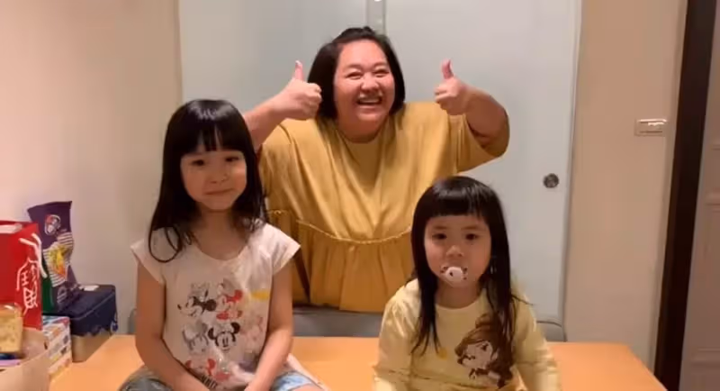 兔寶長大了,鍾欣凌同框女兒直播一抬頭笑容甜到不行,開明叮嚀兩寶考試盡力就好,結果看到成績單臉綠了