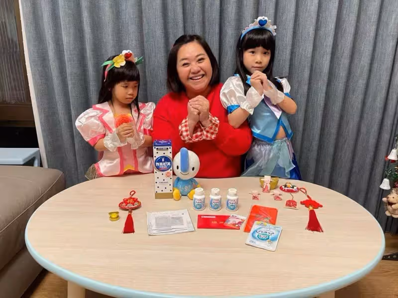兔寶長大了,鍾欣凌同框女兒直播一抬頭笑容甜到不行,開明叮嚀兩寶考試盡力就好,結果看到成績單臉綠了