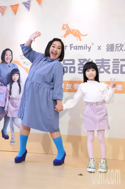 兔寶長大了,鍾欣凌同框女兒直播一抬頭笑容甜到不行,開明叮嚀兩寶考試盡力就好,結果看到成績單臉綠了