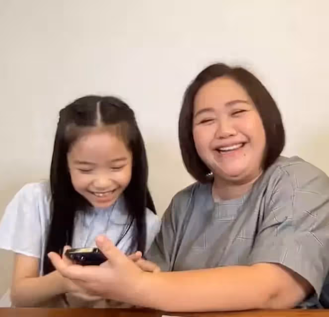 兔寶長大了,鍾欣凌同框女兒直播一抬頭笑容甜到不行,開明叮嚀兩寶考試盡力就好,結果看到成績單臉綠了