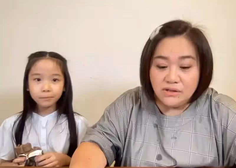 兔寶長大了,鍾欣凌同框女兒直播一抬頭笑容甜到不行,開明叮嚀兩寶考試盡力就好,結果看到成績單臉綠了