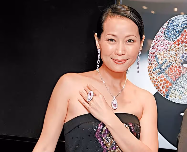 59歲「許仙」葉童罕露面!滿頭白髮皺紋明顯,身材消瘦「不在意形象」略顯蒼老,網友直呼:不敢認