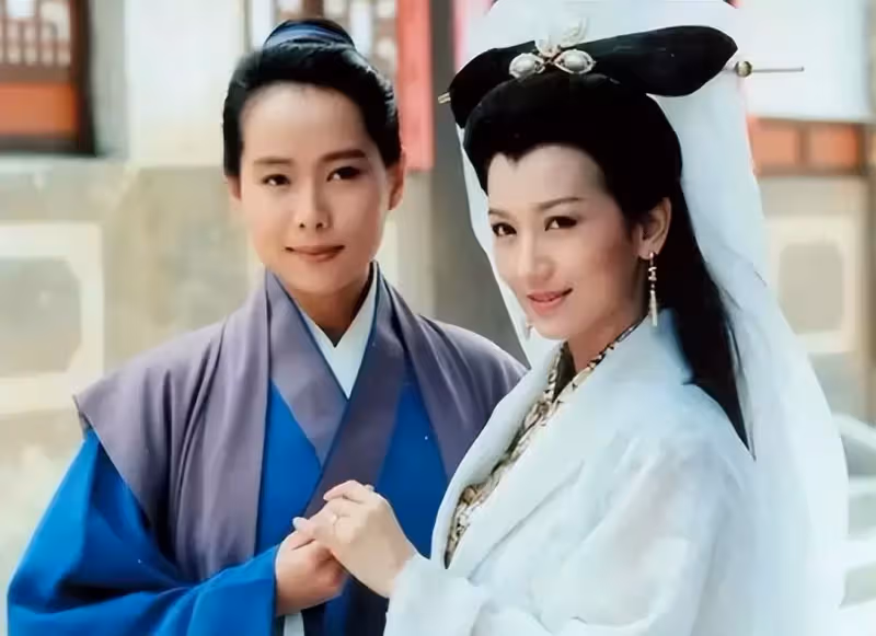 59歲「許仙」葉童罕露面!滿頭白髮皺紋明顯,身材消瘦「不在意形象」略顯蒼老,網友直呼:不敢認
