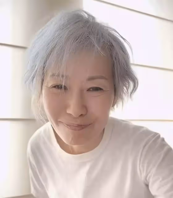 59歲「許仙」葉童罕露面!滿頭白髮皺紋明顯,身材消瘦「不在意形象」略顯蒼老,網友直呼:不敢認