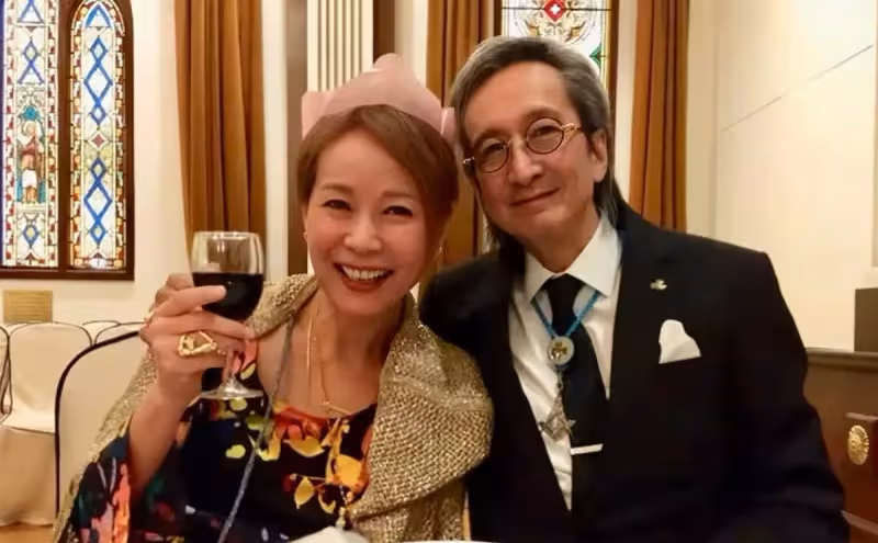 59歲「許仙」葉童罕露面!滿頭白髮皺紋明顯,身材消瘦「不在意形象」略顯蒼老,網友直呼:不敢認