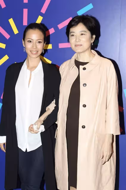 享天倫之樂!67歲林青霞公開「5歲孫女」素描照,自曝祖孫常打麻將,稱孫女一學就會,把書房變「輸房」晚年生活太逍遙