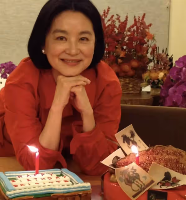 享天倫之樂!67歲林青霞公開「5歲孫女」素描照,自曝祖孫常打麻將,稱孫女一學就會,把書房變「輸房」晚年生活太逍遙