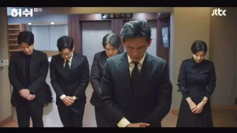 離婚後帶兒再嫁，丈夫為救兒子犧牲她痛哭失聲，葬禮上兒子不願穿喪服，看清真相後怒砸靈堂