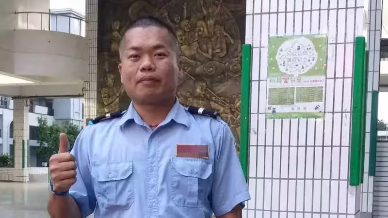 恩情永不忘！暖心保全把「全校1400位師生姓名」全背下，每日唱名護送「曾走投無路，是學校收留了我」今不負恩情