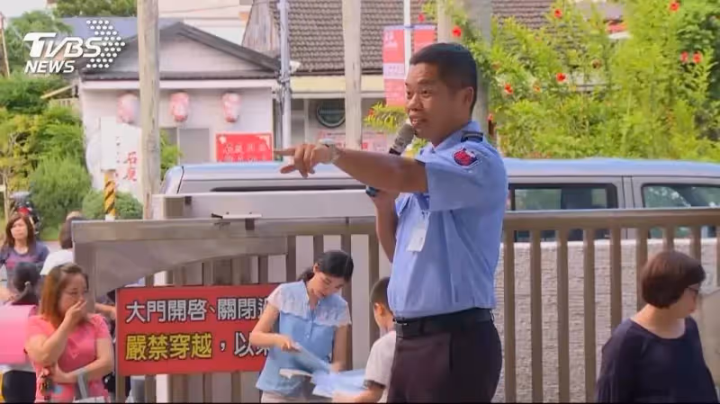 恩情永不忘！暖心保全把「全校1400位師生姓名」全背下，每日唱名護送「曾走投無路，是學校收留了我」今不負恩情