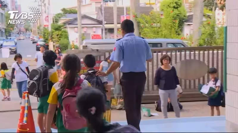 恩情永不忘！暖心保全把「全校1400位師生姓名」全背下，每日唱名護送「曾走投無路，是學校收留了我」今不負恩情