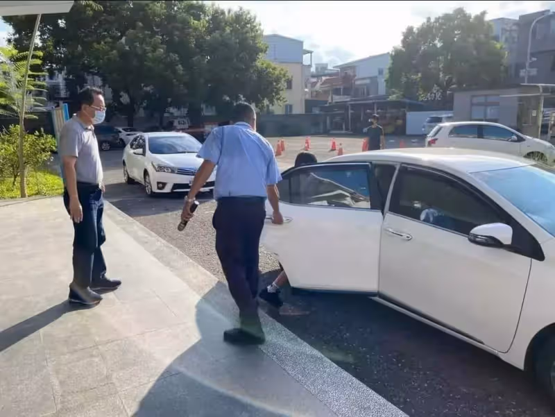 恩情永不忘！暖心保全把「全校1400位師生姓名」全背下，每日唱名護送「曾走投無路，是學校收留了我」今不負恩情