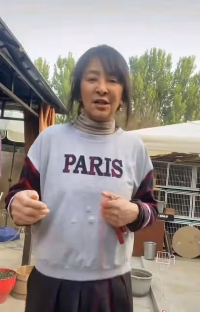 59歲李勤勤家中跳操,打扮樸素氣喘吁吁,院落曝光擺滿雜物接地氣
