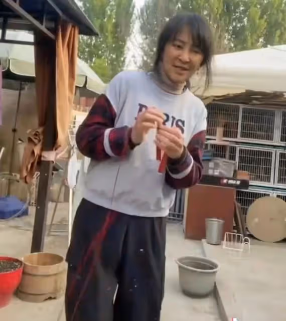 59歲李勤勤家中跳操,打扮樸素氣喘吁吁,院落曝光擺滿雜物接地氣