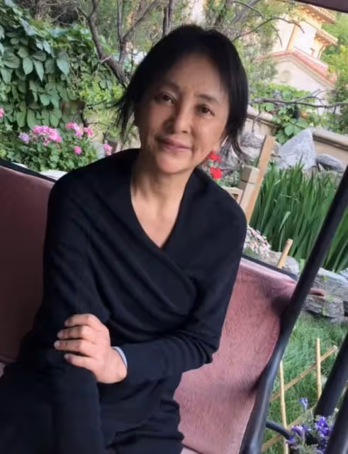 59歲李勤勤家中跳操,打扮樸素氣喘吁吁,院落曝光擺滿雜物接地氣