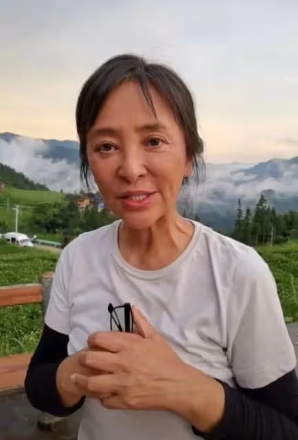 59歲李勤勤家中跳操,打扮樸素氣喘吁吁,院落曝光擺滿雜物接地氣
