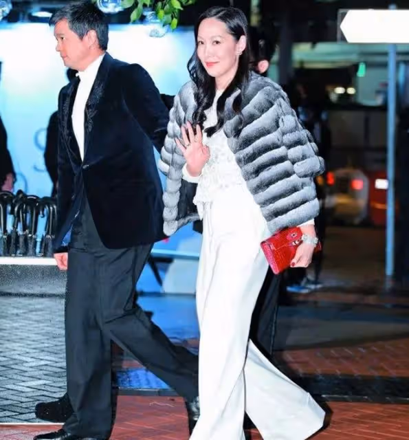 百億闊太吳美珩罕露面,攜女到平價服裝店購物,15歲女兒長腿吸睛