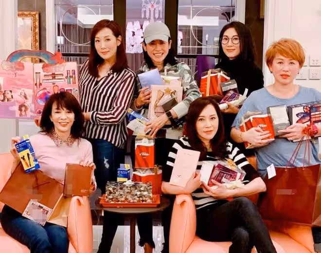 百億闊太吳美珩罕露面,攜女到平價服裝店購物,15歲女兒長腿吸睛