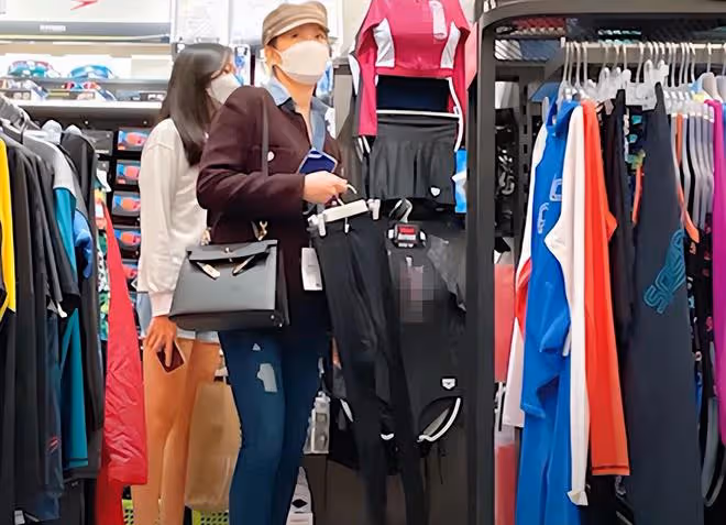 百億闊太吳美珩罕露面,攜女到平價服裝店購物,15歲女兒長腿吸睛