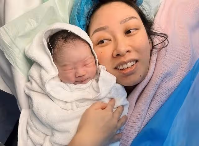 香港知名富三代宣布剖腹產子！寶寶很像已故富商外公，被贊有福氣