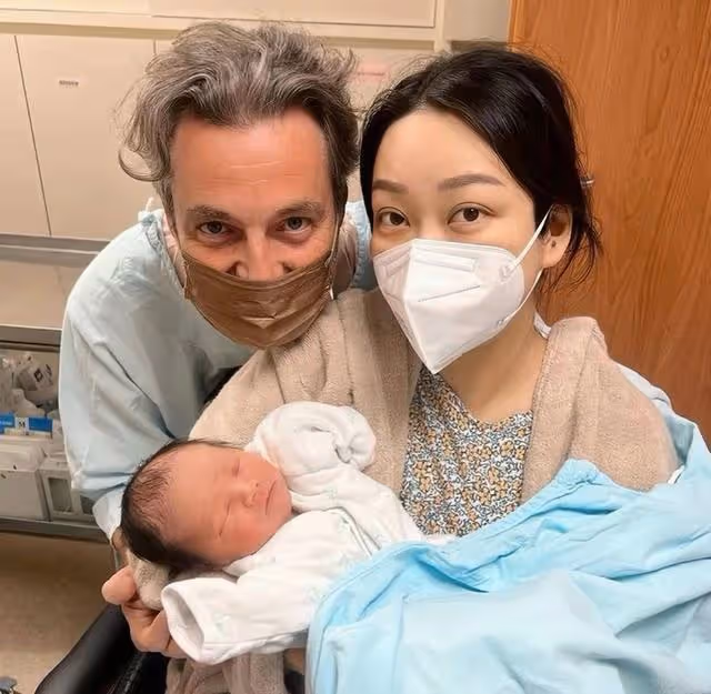 香港知名富三代宣布剖腹產子！寶寶很像已故富商外公，被贊有福氣