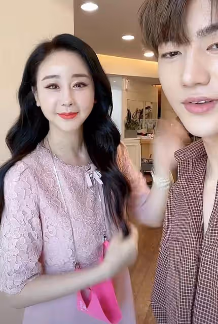 咸素媛一家三口直播，跟婆婆打扮如貴婦，小18歲老公越發年輕