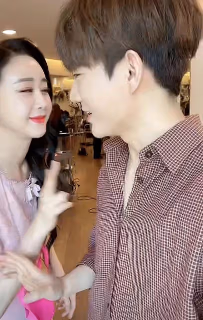 咸素媛一家三口直播，跟婆婆打扮如貴婦，小18歲老公越發年輕