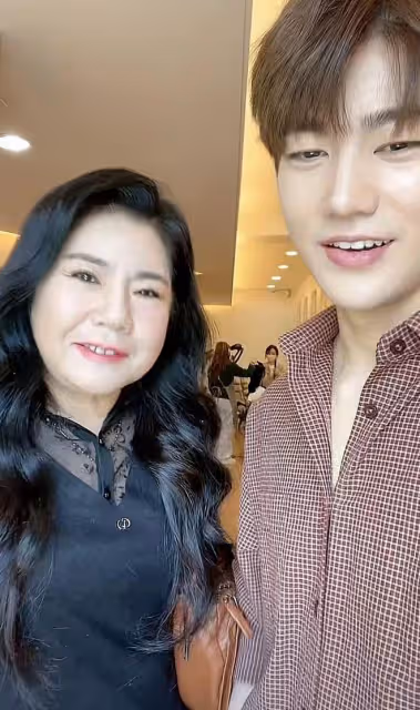 咸素媛一家三口直播，跟婆婆打扮如貴婦，小18歲老公越發年輕