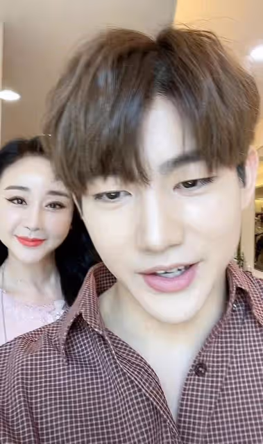 咸素媛一家三口直播，跟婆婆打扮如貴婦，小18歲老公越發年輕