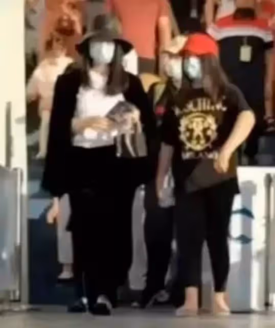 林心如養女兒太「壕」！送3孩子億寶石項鏈，吃飯都是用純金碗，網友酸了：明星媽媽都這麼壕？