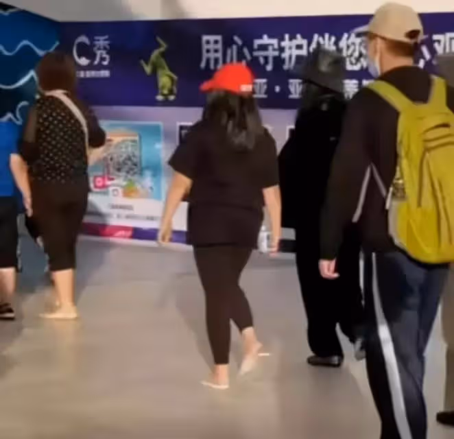 林心如養女兒太「壕」！送3孩子億寶石項鏈，吃飯都是用純金碗，網友酸了：明星媽媽都這麼壕？